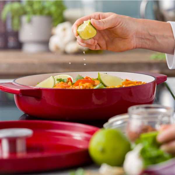 Сотейник чавунний з кришкою KitchenAid, 26 см, 2,77 л, червона (CC009009-001)