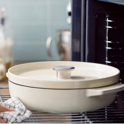 Сотейник чавунний з кришкою KitchenAid, 26 см, 2,77 л, мигдальний крем (CC009010-001)