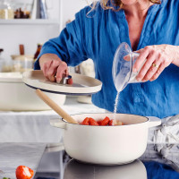 Гусятница чугунная с крышкой KitchenAid, 30 см, 5,6 л, цвет миндальный крем (CC006062-001)