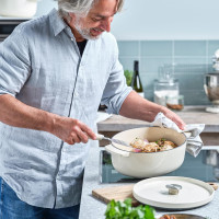 Гусятница чугунная с крышкой KitchenAid, 30 см, 5,6 л, цвет миндальный крем (CC006062-001)