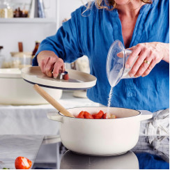 Кастрюля чугунная с крышкой KitchenAid, 26 см, 5,2 л, цвет миндальный крем (CC006059-001)