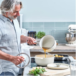 Кастрюля чугунная с крышкой KitchenAid, 26 см, 5,2 л, цвет миндальный крем (CC006059-001)