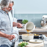 Каструля чавунна з кришкою KitchenAid, 22 см, 3,3 л, колір мигдальний крем (CC006056-001)