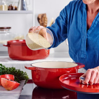 Каструля чавунна з кришкою KitchenAid, 22 см, 3,3 л, червона (CC006057-001)