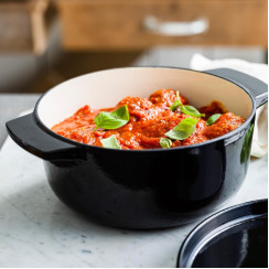 Кастрюля чугунная с крышкой KitchenAid, 22 см, 3,3 л, черная (CC006058-001)
