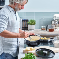 Каструля чавунна з кришкою KitchenAid, 22 см, 3,3 л, чорна (CC006058-001)