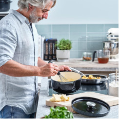 Кастрюля чугунная с крышкой KitchenAid, 22 см, 3,3 л, черная (CC006058-001)